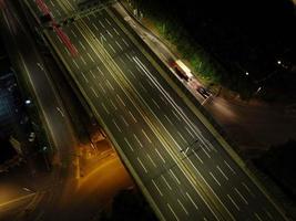 prachtige luchtfoto hoge hoekmening van Britse snelwegen en verkeer in Luton Town of England UK 's nachts na zonsondergang foto