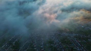 dramatische lucht en bewegende wolken boven de stad Luton in Engeland. britse stad foto