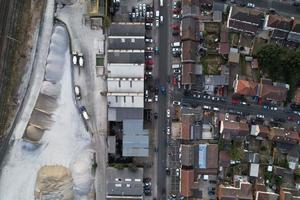 hoge hoek drone's uitzicht op het stadscentrum en het treinstation van luton, luton engeland. luton is stad en gemeente met de status van gecentraliseerd gezag, in het ceremoniële graafschap bedfordshire foto