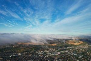 luchtfoto van wolken bij zonsopgang ochtendtijd boven Groot-Brittannië, drone's beelden, mooie ochtend met harde wind en snel bewegende wolken foto