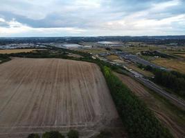 luchtfoto vanuit een hoge hoek van Britse snelwegen en treinsporen in Noord-Londen, Luton, Engeland, VK foto