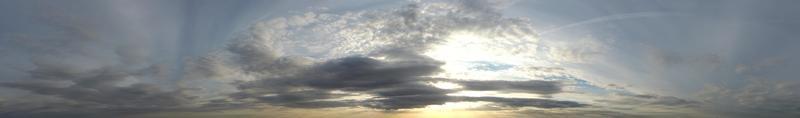 prachtige zonsondergang boven de britse stad, kleurrijke lucht met gele, oranje en zwarte wolken boven lichtblauwe lucht foto