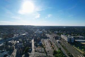 hoge hoek drone's uitzicht op het stadscentrum en het treinstation van luton, luton engeland. luton is stad en gemeente met de status van gecentraliseerd gezag, in het ceremoniële graafschap bedfordshire foto