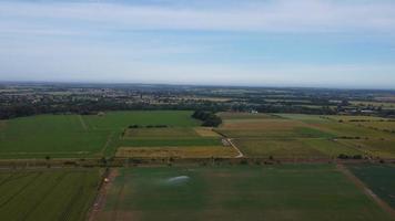 luchtbeelden hoge hoekmening van groene energie natuurlijke generatoren bronnen van windturbines en zonnepanelen boerderijen in engeland uk foto