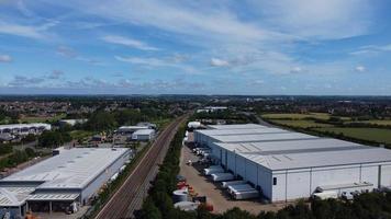 luchtfoto vanuit een hoge hoek van Britse wegen en verkeer dat door het platteland van Engeland gaat foto