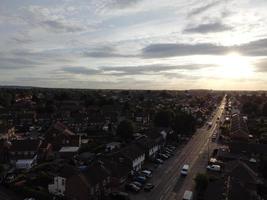 prachtige zonsondergang boven de britse stad, kleurrijke lucht met gele, oranje en zwarte wolken boven lichtblauwe lucht foto