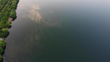 hoge hoek luchtfoto beelden over windmolen windturbine bij stewartby meer van engeland bij zonsopgang foto