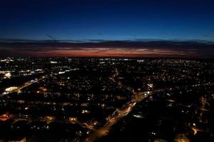 prachtige hoge hoekmening van de stad Luton in Engeland 's nachts, drone's beelden na zonsondergang foto