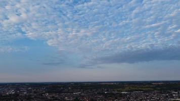 de prachtige zonsopgang en kleurrijke wolken, luchtfoto en uitzicht vanuit een hoge hoek genomen door drone in engeland uk foto