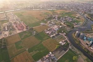 luchtfoto van kala shah kaku dorp punjab pakistan foto