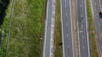 luchtfoto vanuit een hoge hoek van Britse wegen en verkeer dat door het platteland van Engeland gaat foto