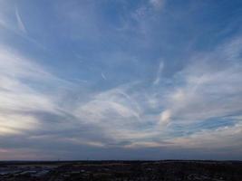 prachtige lucht met kleurrijke wolken, drone's hoge hoekbeelden over de stad Engeland, VK foto