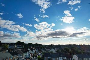 dramatische lucht en bewegende wolken boven de stad Luton in Engeland. britse stad foto