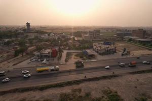 hoge hoek luchtfoto van kala shah kaku dorp en industrieterrein van punjab pakistan foto