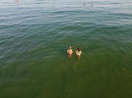 hoge hoek uitzicht op zee strand met mensen in bournemouth city of engeland uk, luchtfoto beelden van de britse oceaan foto