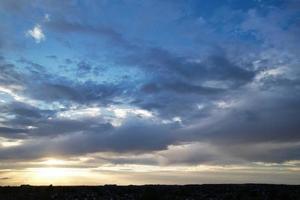 prachtige luchtfoto van wolken bij zonsondergang boven luton stad engeland groot-brittannië foto