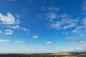 dramatische lucht en bewegende wolken boven de stad Luton in Engeland. britse stad foto