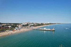 hoge hoek uitzicht op zee strand met mensen in bournemouth city of engeland uk, luchtfoto beelden van de britse oceaan foto