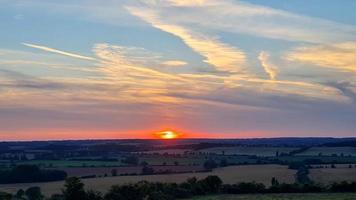 prachtige en mooie zonsondergangscène in Engeland, Brits landschap foto