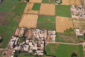 luchtfoto van kala shah kaku dorp punjab pakistan foto