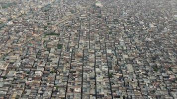 hoge hoekmening van gujranwala stad en woonhuizen bij overvolle antenne van punjab pakistan foto