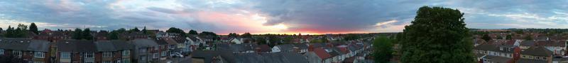 luchtfoto van luton woonhuizen bij prachtige zonsondergang en kleurrijke wolken en lucht boven de stad luton in engeland foto