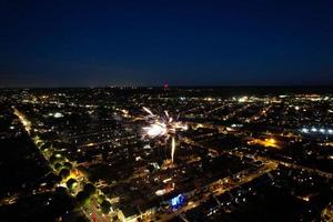 prachtige hoge hoekmening van de stad Luton in Engeland 's nachts, drone's beelden na zonsondergang foto