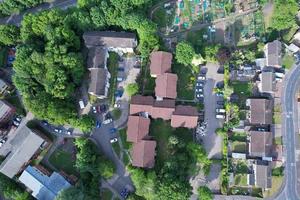luchtbeelden door drone hoge hoekmening van londen luton stad van engeland en woongebouwen foto