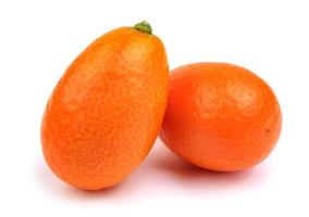 twee rijpe sappige kumquat zijn geïsoleerd op een witte achtergrond. foto