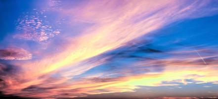 prachtig panorama met hoge resolutie van oranje en rode zonsondergangwolken in de avondlucht foto