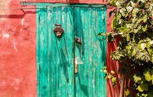 oude traditionele huisdeuren van het eiland goree in senegal foto