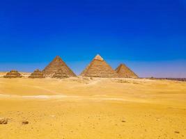 piramides in gizeh, egypte, van het plateau naar het zuiden van het complex foto