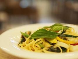 spaghetti en gehaktballen met tomatensaus in witte schotel op houten rustieke bord, italiaans eten. foto