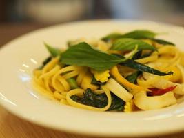 spaghetti en gehaktballen met tomatensaus in witte schotel op houten rustieke bord, italiaans eten. foto