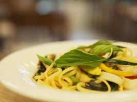 spaghetti en gehaktballen met tomatensaus in witte schotel op houten rustieke bord, italiaans eten. foto