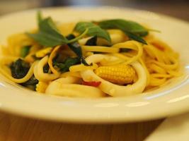 spaghetti en gehaktballen met tomatensaus in witte schotel op houten rustieke bord, italiaans eten. foto