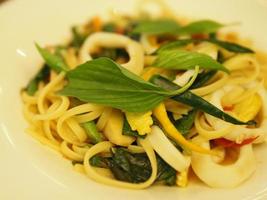 spaghetti en gehaktballen met tomatensaus in witte schotel op houten rustieke bord, italiaans eten. foto