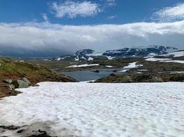 rallarvegen fietsweg in noorwegen in de zomer, uitzicht op bergen en gletsjer foto