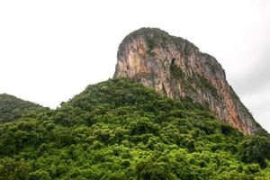 hoogte berg schoonheid natuur in phaatthalung zuid thailand foto