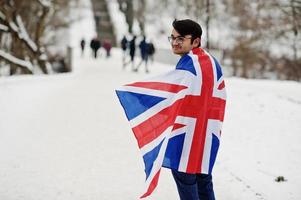 stijlvolle indiase man in pak met de vlag van Groot-brittannië op winterdag buiten. foto