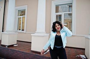 stijlvolle Afro-Amerikaanse plus size model in de straten van de stad op winterdag. foto