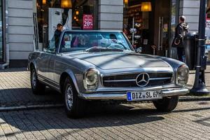 duitsland, limburg - apr 2017 zilver mercedes-benz w113 230 250 280 sl cabrio 1963 in limburg an der lahn, hessen, duitsland foto