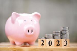geldbesparend concept voor het nieuwe jaar 2023 met stapelen van munten en copyspace foto