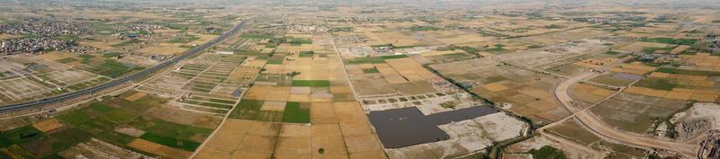hoge hoek beelden en luchtfoto van pakistaanse snelwegen m2 bij kala shah kaku uitwisseling naar gt road lahore, het industriële dorp punjab foto