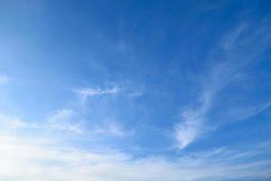 wolken wit zacht in de uitgestrekte blauwe lucht foto