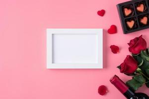 Valentijnsdag geheugen met afbeeldingsframe concept op roze achtergrond foto