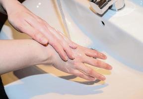 handen wassen en handen wassen met zeep preventie voor uitbraak van coronavirus covid-19 foto