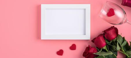 Valentijnsdag geheugen met afbeeldingsframe concept op roze achtergrond foto