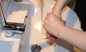 handen wassen en handen wassen met zeep preventie voor uitbraak van coronavirus covid-19 foto