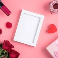 Valentijnsdag geheugen met afbeeldingsframe concept op roze achtergrond foto